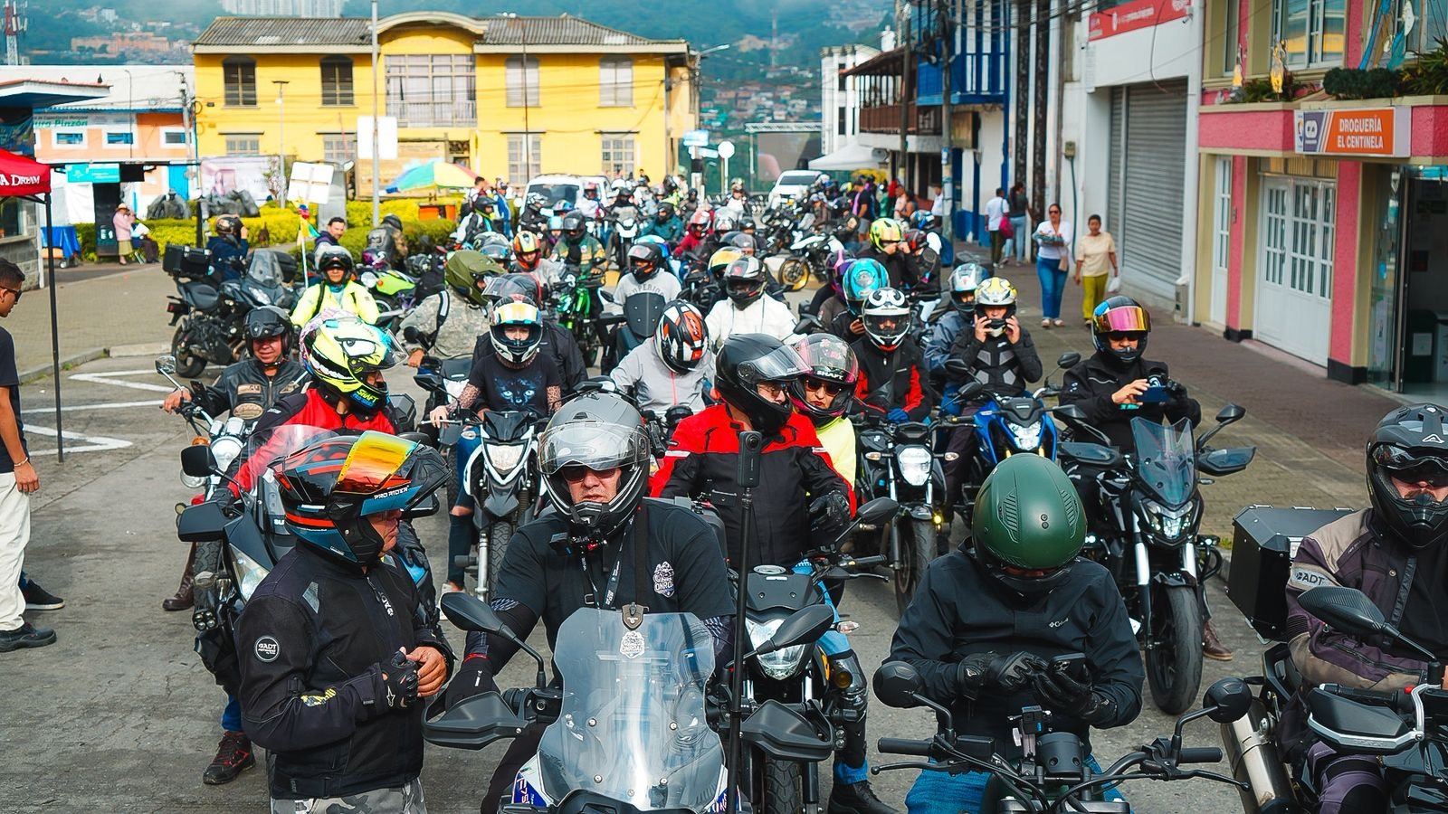 En este momento estás viendo Bogotá enciende motores: “Motos al Parque” llega con lanzamientos, test drive y shows de adrenalina