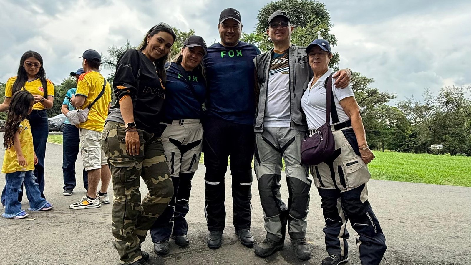 Riders del Eje Cafetero reunidos en rodada desde Insignia Moto Café hacia la Hacienda El Paraíso